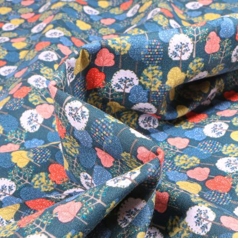 Tissu Coton imprimé QT Fabrics Arbres sur fond Bleu pétrole