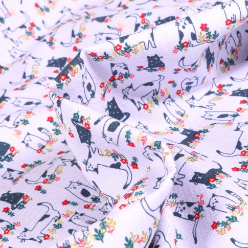 Tissu Coton imprimé QT Fabrics Chats et fleurs sur fond Blanc