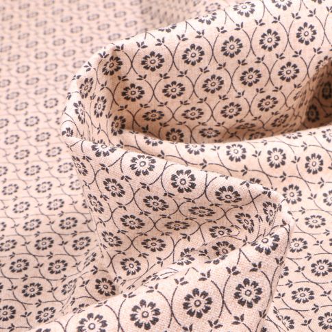 Tissu Coton imprimé QT Fabrics Ines sur fond Blanc cassé