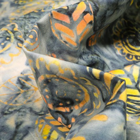 Tissu Coton QT Fabrics Way Under Jihan sur fond Bleu gris
