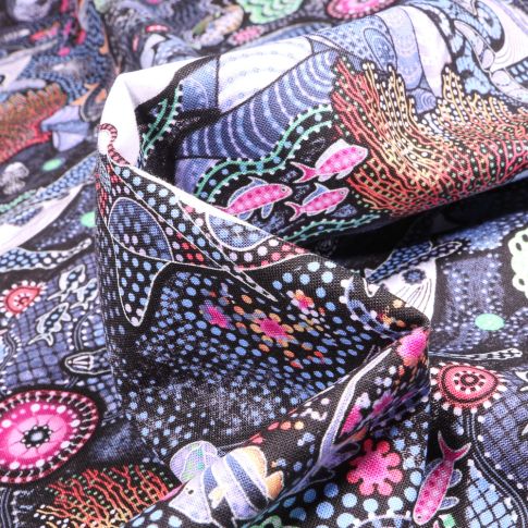 Tissu Coton  QT Fabrics Way Under Dika sur fond Noir