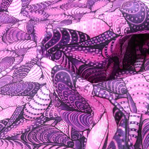 Tissu Coton  QT Fabrics  Way Under Surya sur fond Violet