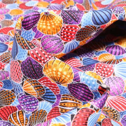 Tissu Coton QT Fabrics  Way Under Ayush sur fond Rouge