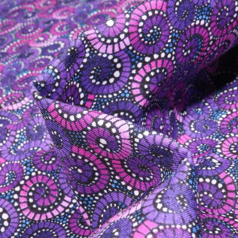 Tissu Coton QT Fabrics Way Under Sutan sur fond Violine