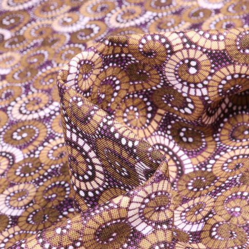 Tissu Coton QT Fabrics Way Under Sutan sur fond Marron
