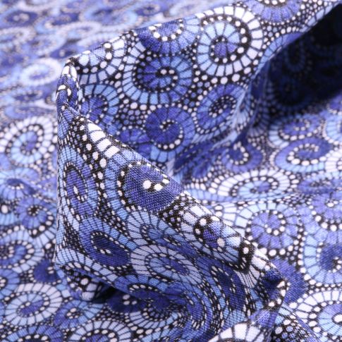 Tissu Coton QT Fabrics  Way Under Sutan sur fond Bleu