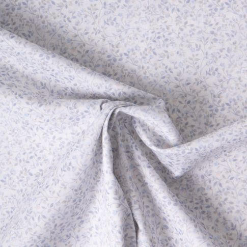 Tissu Popeline de Coton légère Fleur bleu lavande et gris bleuté sur fond Blanc cassé