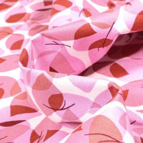 Tissu Coton imprimé QT Fabrics Pétales de fleurs sur fond Rose