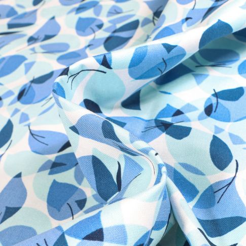 Tissu Coton imprimé QT Fabrics Pétales de fleurs sur fond Bleu