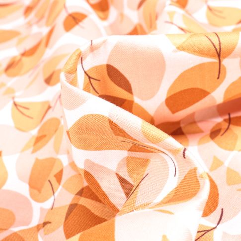 Tissu Coton imprimé QT Fabrics Pétales de fleurs sur fond Ocre