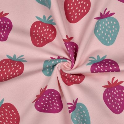 Tissu Sweat envers polaire Jade fraises multicolores sur fond Rose - Par 10 cm
