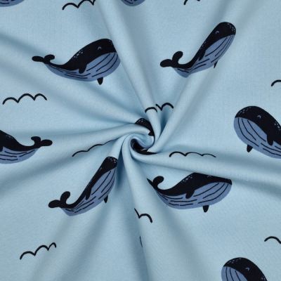 Tissu Sweat envers polaire Timéo baleines sur fond Bleu ciel - Par 10 cm