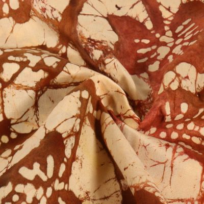 Tissu Viscose Batik Motifs floraux bruns et beiges sur fond Marron - Par 10 cm