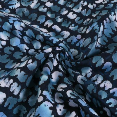 Tissu Viscose Batik Motif graphique en losanges bleutés sur fond Noir - Par 10 cm
