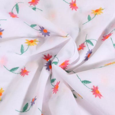Tissu Voile de Coton Fleurs colorées brodées sur fond Blanc - Par 10 cm