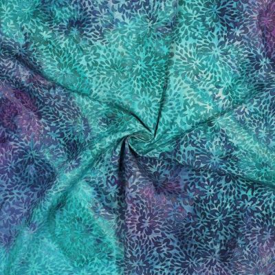 Tissu Batik de Viscose floral lumineux sur fond Vert d&#039;eau - Par 10 cm