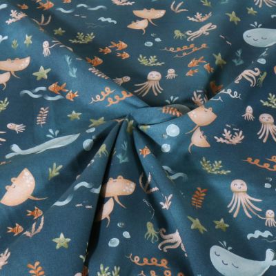 Tissu Popeline de Coton Poppy Animaux marins sur fond Bleu ancien - Par 10 cm