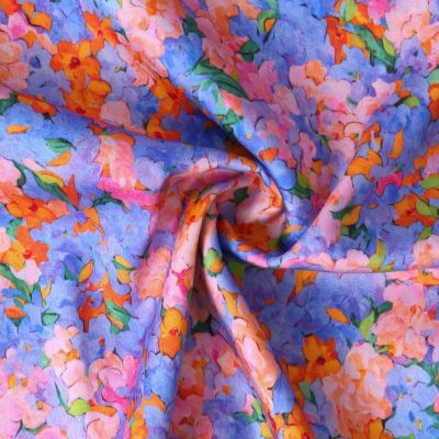 Tissu Viscose touché Satin Aveline fleurs Roses sur fond Bleu lavande - Par 10 cm