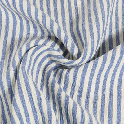 Tissu Seersucker rayé Blanc sur fond Bleu clair - Par 10 cm