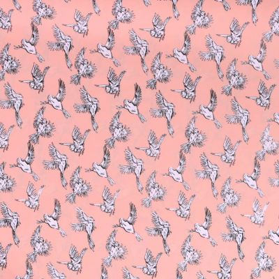 Tissu satin imprimé Oiseaux noirs et blancs en vol sur fond Rose nude - Par 10 cm