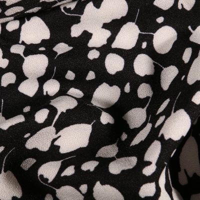 Tissu Crêpe stretch Tulipes blanches sur fond Noir - Par 10 cm