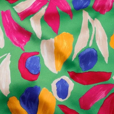 Tissu Crêpe Satin Flowers sur fond Vert gazon - Par 10 cm