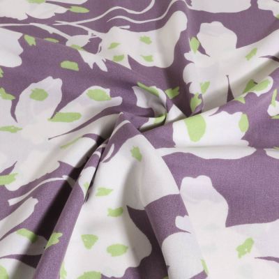 Tissu Viscose grandes fleurs blanches stylisées sur fond Parme - Par 10 cm