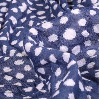 Tissu Maille légère Pois destructurés blanc sur fond Bleu denim - Par 10 cm