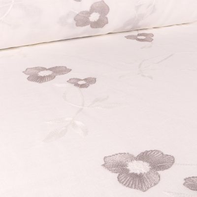 Tissu Voilage grande largeur Fleurs grises brodées sur fond Blanc cassé - Par 10 cm