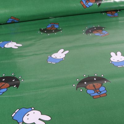 Tissu coton ciré de pluie imperméable Miffy Rain sur fond Vert - Par 10 cm