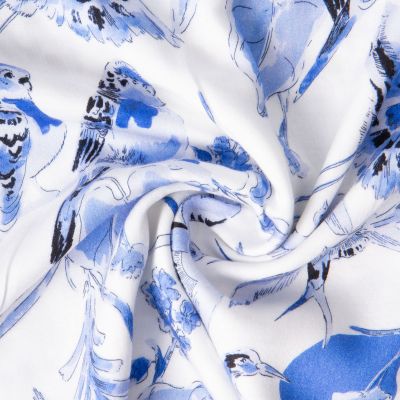 Tissu Viscose imprimé Lio perruches et cigognes Bleu sur fond Blanc - Par 10 cm