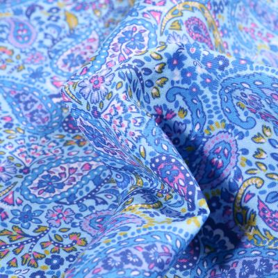 Tissu Dashwood Studio Dolores sur fond Bleu - Par 10 cm
