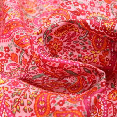 Tissu Dashwood Studio Dolores sur fond Rose - Par 10 cm