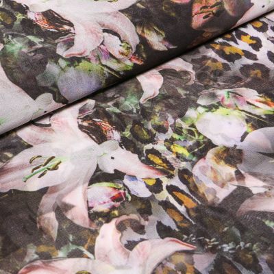 Tissu Crêpe lisse Fleurs et tâches de léopard colorés sur fond Noir - Par 10 cm