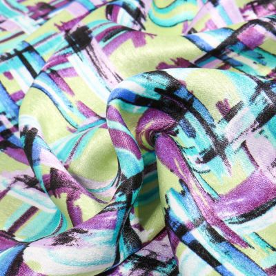Tissu Satin imprimé Freja sur fond Vert clair - Par 10 cm