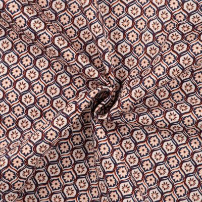 Tissu Coton Satiné extensible imprimé Fancy sur fond Rose poudré - Par 10 cm