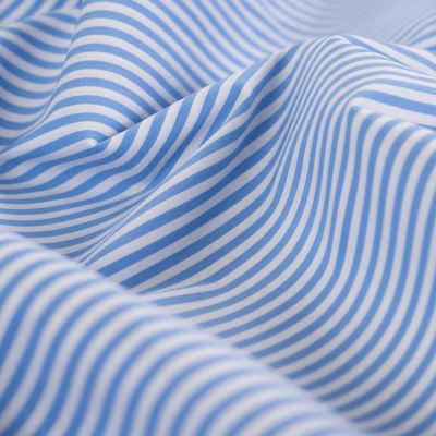 Tissu Coton légèrement extensible petites rayures Bleu ciel sur fond Blanc - Par 10 cm