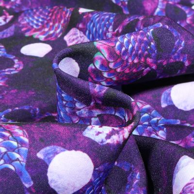 Tissu Burlington Têtes de mort écailles sur fond Violet - Par 10 cm