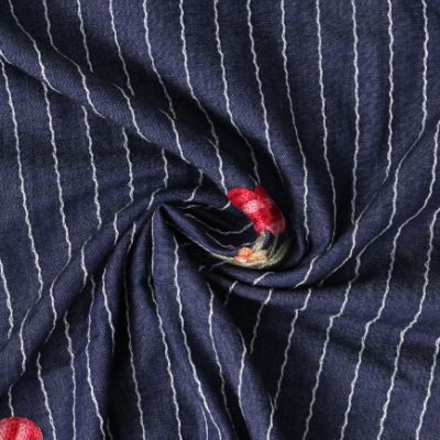 Tissu Jeans Denim brodé fleur sur fond Bleu denim - Par 10 cm