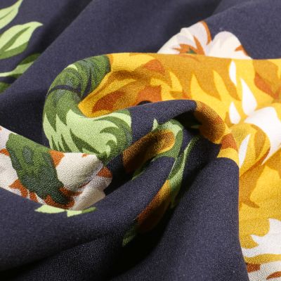 Tissu Crêpe de viscose Flowers sur fond Bleu marine - Par 10 cm