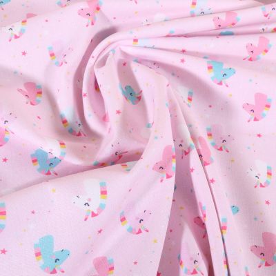Tissu Popeline de Coton Licornes et étoiles sur fond Rose clair - Par 10 cm