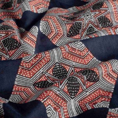 Tissu Voile de coton Batik Gange Géométrique sur fond Bleu indigo - Par 10 cm