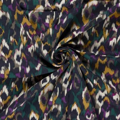 Tissu Viscose Satiné Léopard abstrait Pourpre et Jaune moutarde sur fond Bleu nuit - Par 10 cm