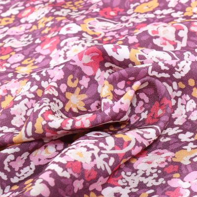Tissu Viscose Arty Naima sur fond Violine - Par 10 cm