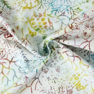 Tissu Coton imprimé Batik Tortika sur fond Blanc cassé - Par 10 cm
