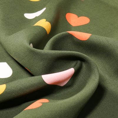 Tissu Viscose Galant sur fond Vert kaki - Par 10 cm