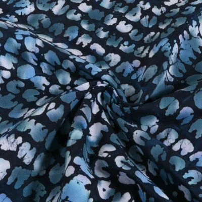 Tissu Viscose Batik Motif graphique en losanges bleutés sur fond Noir - Par 10 cm