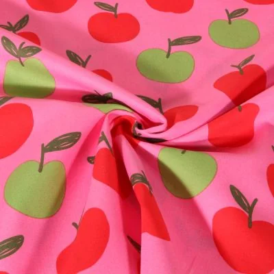 Tissu Popeline de Coton Poppy Pommes rouges et vertes sur fond Rose - Par 10 cm
