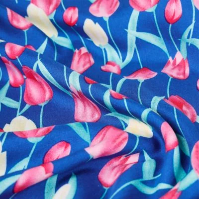 Tissu Viscose imprimé Tulipes sur fond Bleu roi - Par 10 cm