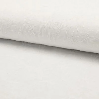 Tissu Voile de coton brodé Fleurs et Feuilles Blanches sur fond Blanc - Par 10 cm